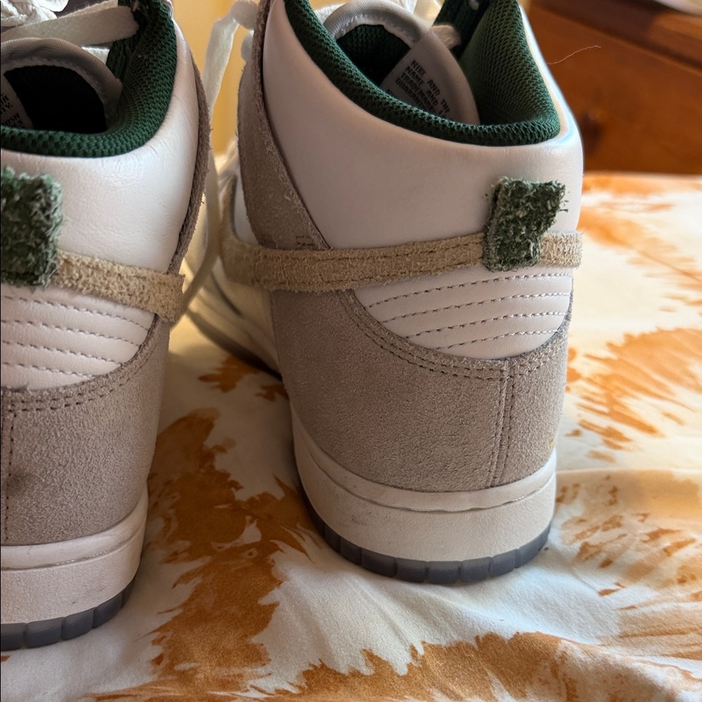 Nike White and Green Men's Shoes - Picture 4 of 7